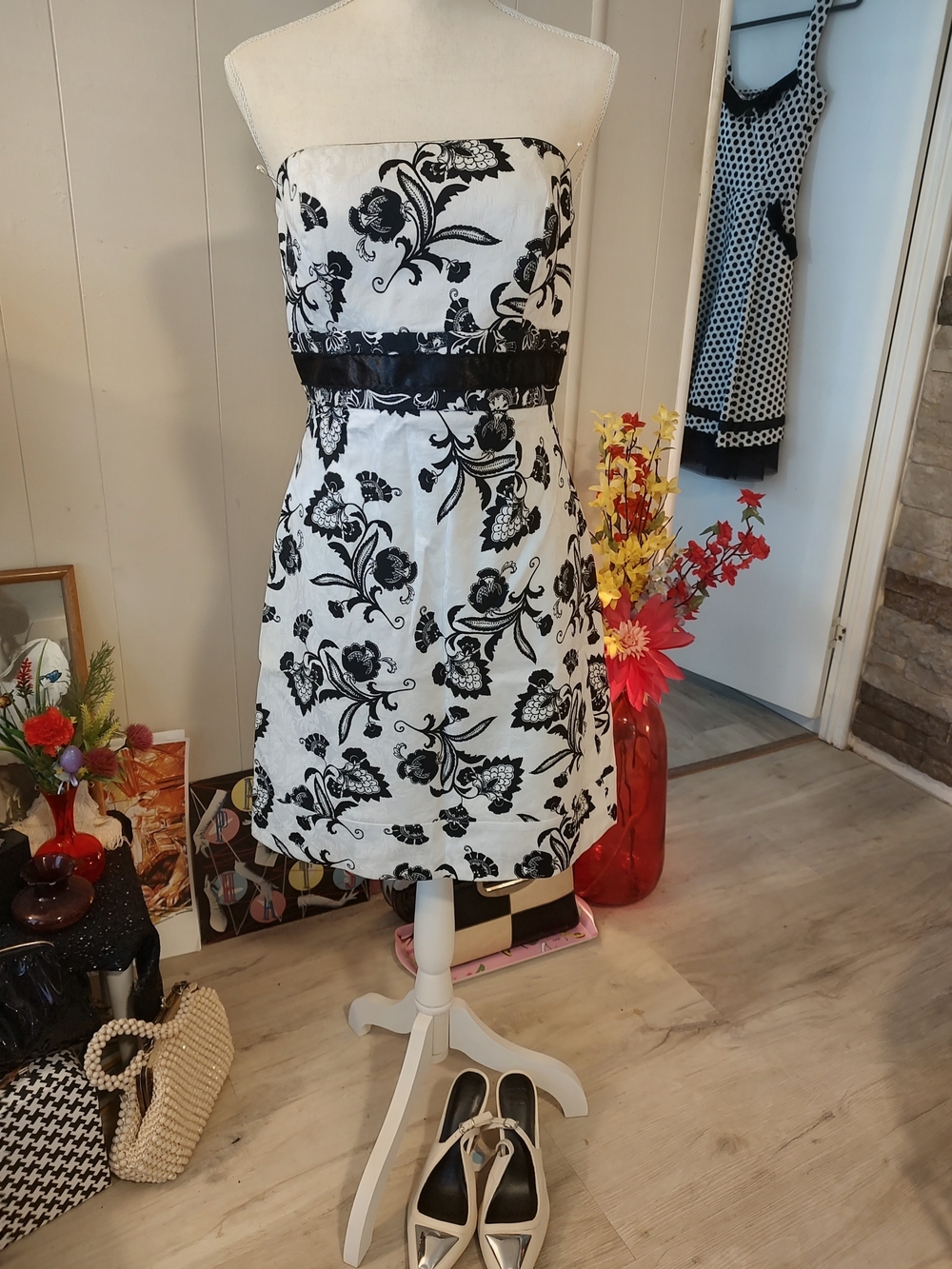 White House Black Market Strapless Black and White Floral Dress Size 4